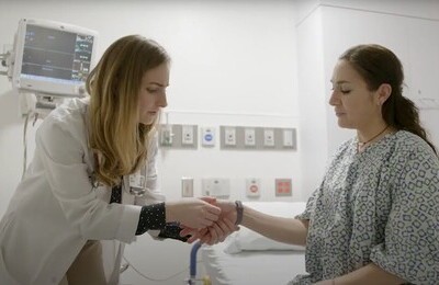 Кодирование Аквилонг в Сухиничах Врач держит пациентку за руку